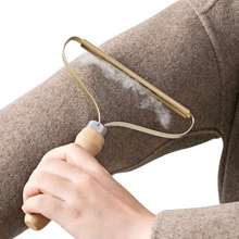 Carregar imagem no visualizador da galeria, Magic Remover - Pelos e fiapos nas roupas nunca mais - Promoção válida apenas esta semana!
